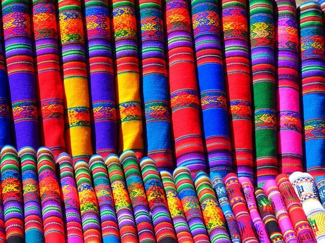 Tkaniny dekoracyjne a trendy kolorystyczne - co warto wiedzieć?