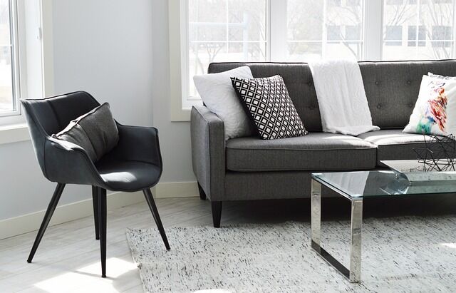 5 stylowych foteli i sof tapicerowanych, które pasują do każdego wnętrza